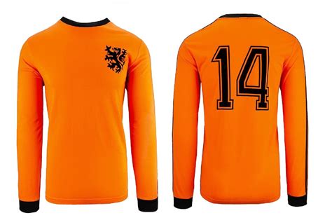 Voetbalshirts met korte en lange mouwen .